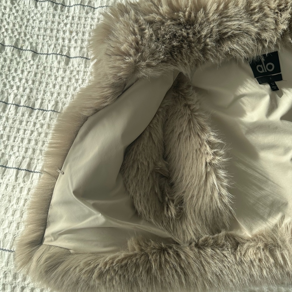 Alo Opulent Faux Fur Vest - Picture 5 of 6